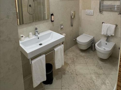 Habitación doble con 2 camas Familiar Superior clásica del hotel Mercure Roma Centro Saint John