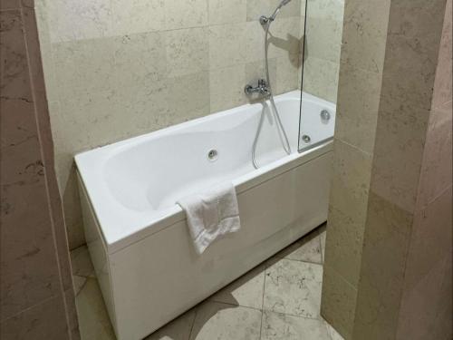 Habitación doble con 2 camas Familiar Superior clásica del hotel Mercure Roma Centro Saint John. Foto 1