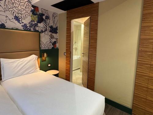 Habitación doble con 2 camas Familiar Superior clásica del hotel Mercure Roma Centro Saint John. Foto 2