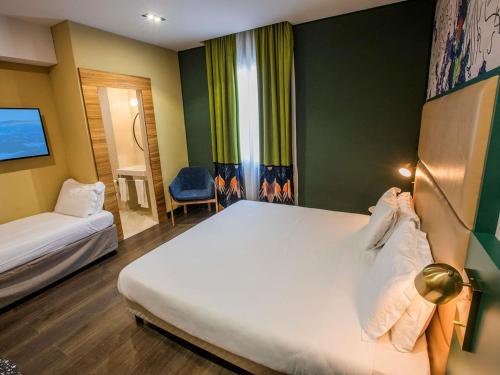 Habitación Doble Familiar Superior Clásica del hotel Mercure Roma Centro Saint John. Foto 1