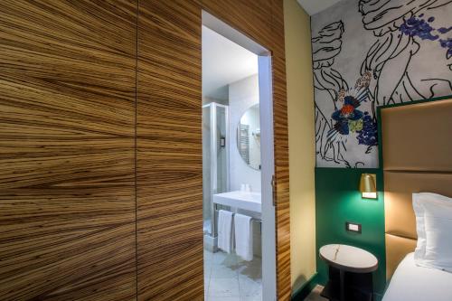 Habitación Doble Familiar Superior Clásica del hotel Mercure Roma Centro Saint John. Foto 4