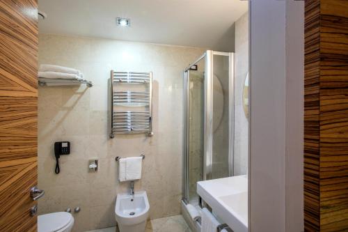 Habitación Doble Familiar Superior Clásica del hotel Mercure Roma Centro Saint John. Foto 5