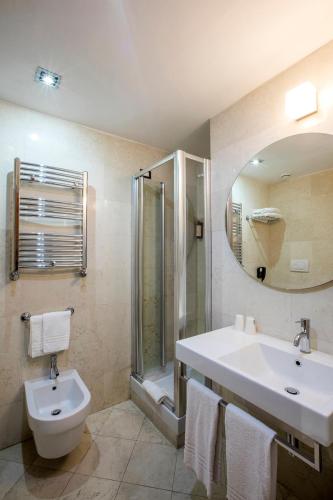 Habitación Doble Familiar Superior Clásica del hotel Mercure Roma Centro Saint John. Foto 6