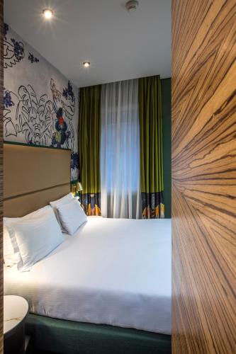 Habitación Doble Familiar Superior Clásica del hotel Mercure Roma Centro Saint John. Foto 7