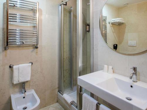 Habitación Doble Clásica del hotel Mercure Roma Centro Saint John. Foto 9