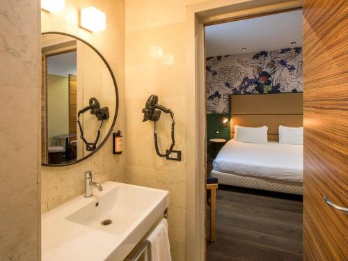 Habitación Doble Familiar Superior Clásica del hotel Mercure Roma Centro Saint John. Foto 10
