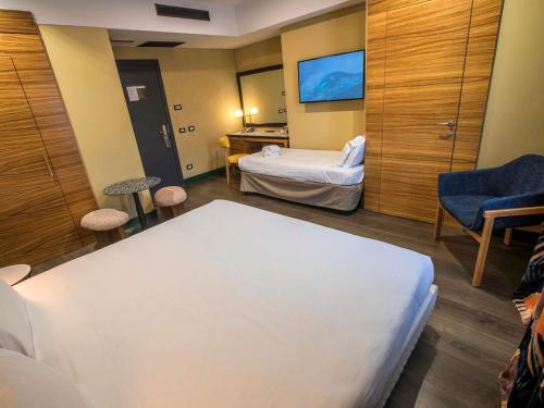 Habitación Doble Familiar Superior Clásica del hotel Mercure Roma Centro Saint John. Foto 12