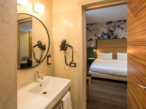 Habitación Doble Familiar Superior Clásica del hotel Mercure Roma Centro Saint John. Foto 1