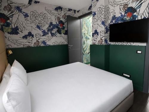 Suite Junior con 2 plazas y terraza del hotel Mercure Roma Centro Saint John. Foto 8