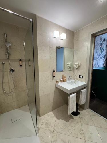 Habitación doble con 2 camas Familiar Superior clásica del hotel Mercure Roma Centro Saint John. Foto 8