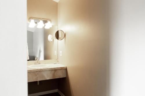 Habitación Deluxe con 2 camas grandes del hotel Admiral. Foto 9