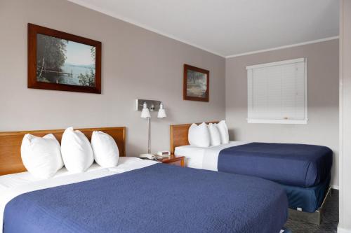 Habitación Estándar con 2 camas dobles del hotel Admiral. Foto 7