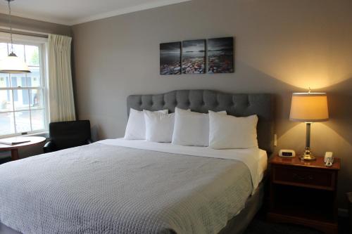 Habitación con cama extragrande del hotel Admiral. Foto 1