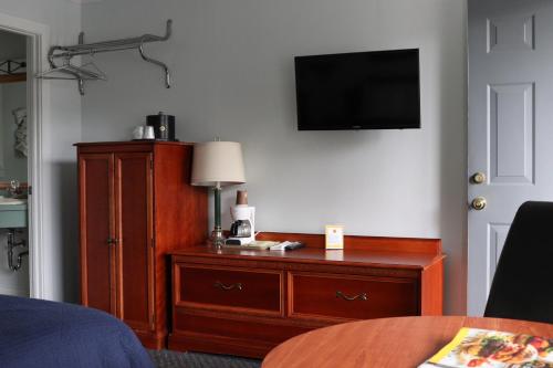 Habitación con cama extragrande del hotel Admiral. Foto 4
