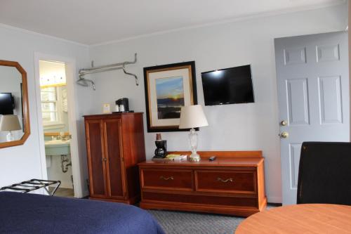 Habitación con cama extragrande del hotel Admiral. Foto 5