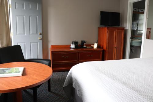 Habitación con cama extragrande del hotel Admiral. Foto 7