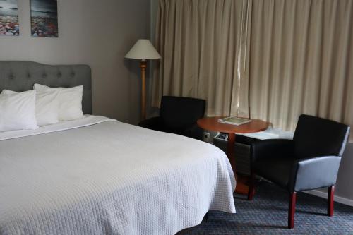 Habitación con cama extragrande del hotel Admiral. Foto 8
