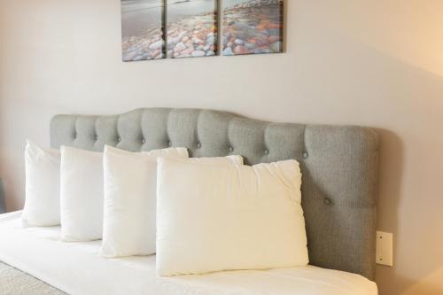 Habitación con cama extragrande del hotel Admiral. Foto 9