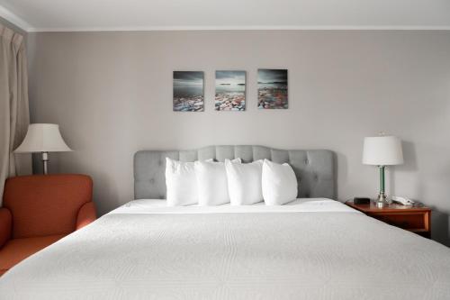 Habitación con cama extragrande del hotel Admiral. Foto 14