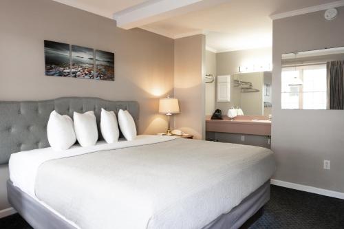 Habitación con cama extragrande del hotel Admiral. Foto 17