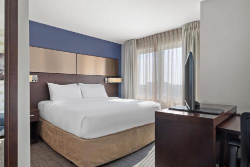 Estudio con cama extragrande y sofá cama - Adaptado para personas con discapacidad auditiva del hotel Residence Inn New York The Bronx at Metro Center Atrium