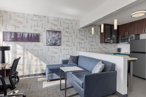 Estudio con cama extragrande y sofá cama - Adaptado para personas con discapacidad auditiva del hotel Residence Inn New York The Bronx at Metro Center Atrium. Foto 1