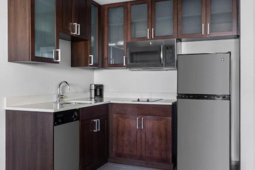 Suite de 1 dormitorio adaptada para personas con movilidad reducida y discapacidad auditiva con ducha accesible en silla de ruedas y sofá cama - Cama del hotel Residence Inn New York The Bronx at Metro Center Atrium. Foto 1