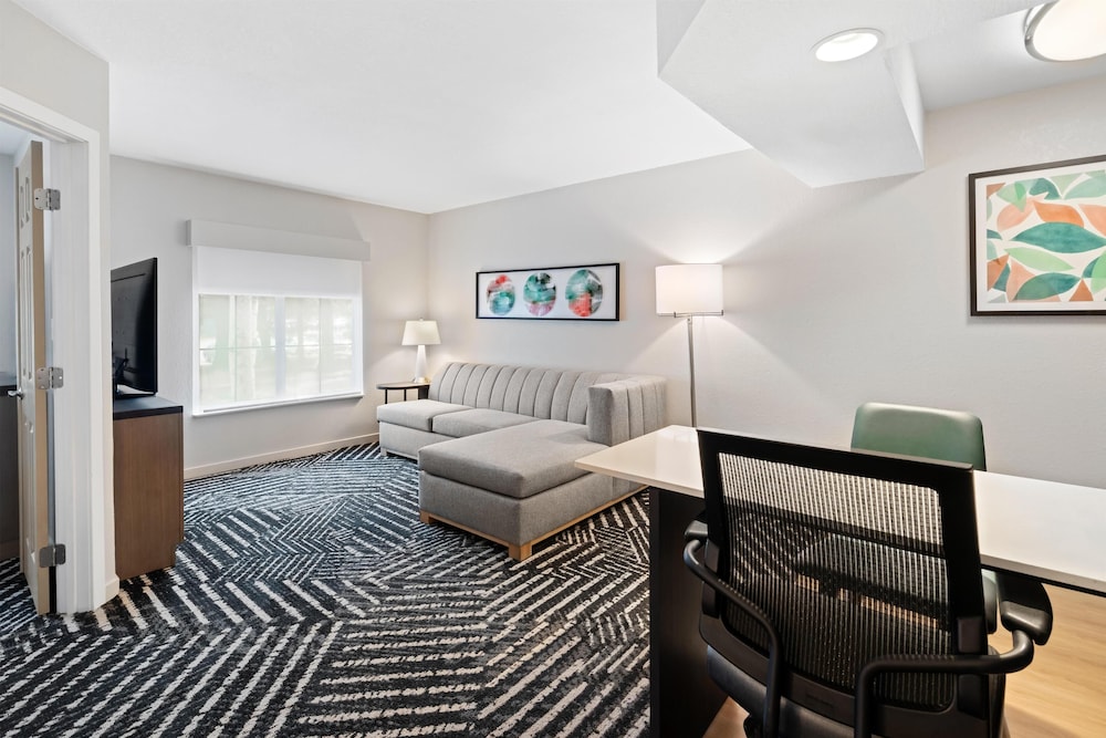 Suite de 1 dormitorio con cama King del hotel Hyatt House Boston/burlington. Foto 2