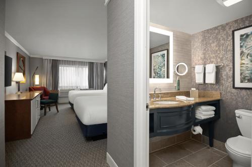 Habitación con 2 camas grandes del hotel Radisson Corning