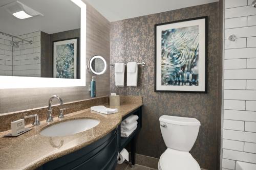 Habitación con 2 camas grandes del hotel Radisson Corning. Foto 1