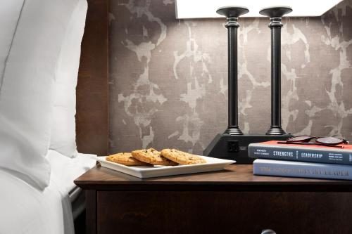 Habitación con cama extragrande del hotel Radisson Corning. Foto 6