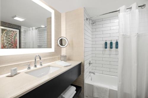 Suite con 2 camas grandes - No fumadores del hotel Radisson Corning. Foto 6