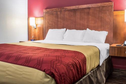 Habitación - 1 cama extragrande - No fumadores del hotel Econo Lodge Brockport. Foto 2