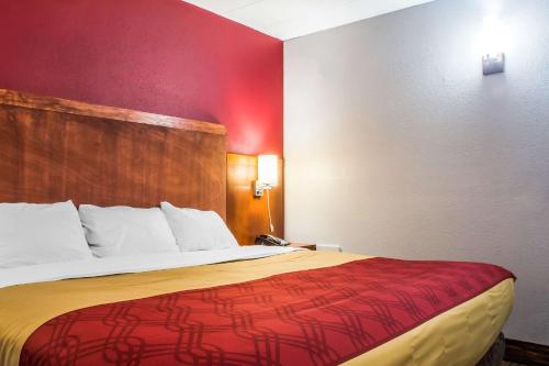 Habitación Estándar con cama extragrande - Para fumadores del hotel Econo Lodge Brockport. Foto 3