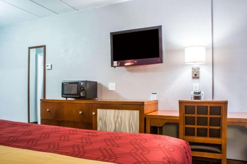 Habitación Estándar con cama extragrande - Para fumadores del hotel Econo Lodge Brockport. Foto 7