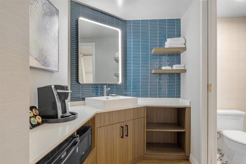 Habitación con cama extragrande y sofá cama - No fumadores del hotel Best Western Potsdam University Park Inn. Foto 4