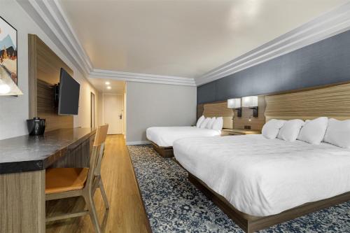 Room with Two Queen Beds and Bath Tub - Disability Access/Non - Smoking del hotel Best Western Potsdam University Park Inn. Foto 1