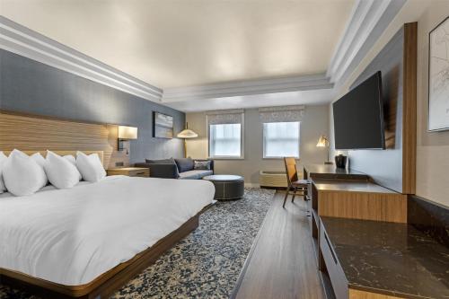Habitación con cama extragrande, sofá cama y vistas al río - No fumadores del hotel Best Western Potsdam University Park Inn