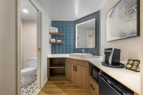 Room with Two Queen Beds, Bath Tub and River View - Disability Access/Non - Smoking del hotel Best Western Potsdam University Park Inn. Foto 3