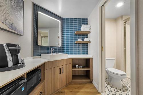 Room with Two Queen Beds and River View - Non - Smoking del hotel Best Western Potsdam University Park Inn