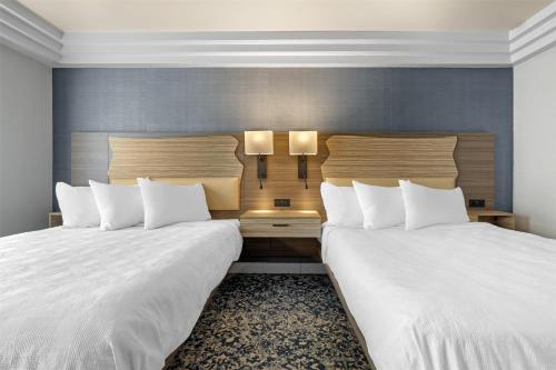 Room with Two Queen Beds and River View - Non - Smoking del hotel Best Western Potsdam University Park Inn. Foto 4