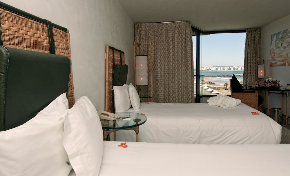 Habitación clásica con 2 camas individuales, 1 cama individual, vistas parciales al mar del hotel Mövenpick and Casino Malabata Tanger. Foto 1