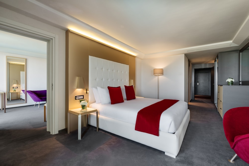 Habitación Premium, 1 cama de matrimonio grande, vistas parciales al mar del hotel Mövenpick and Casino Malabata Tanger. Foto 1
