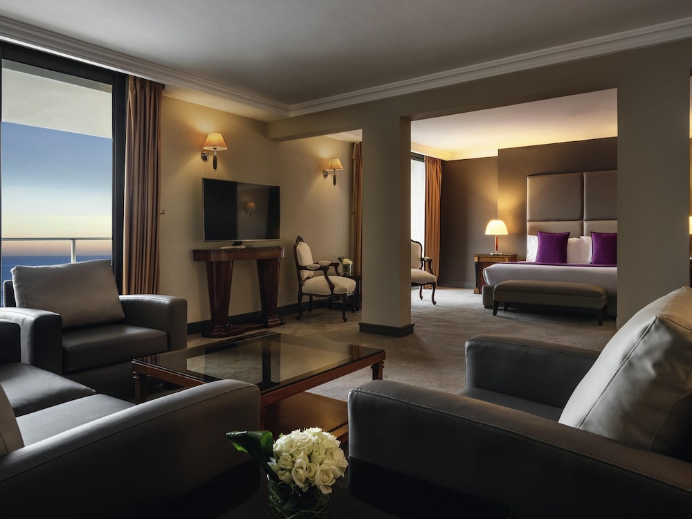 Suite presidencial, 1 cama de matrimonio grande, vistas al mar del hotel Mövenpick and Casino Malabata Tanger. Foto 1