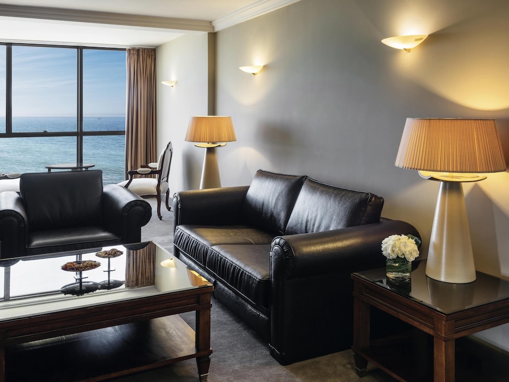 Suite presidencial, 1 cama de matrimonio grande, vistas al mar del hotel Mövenpick and Casino Malabata Tanger. Foto 2