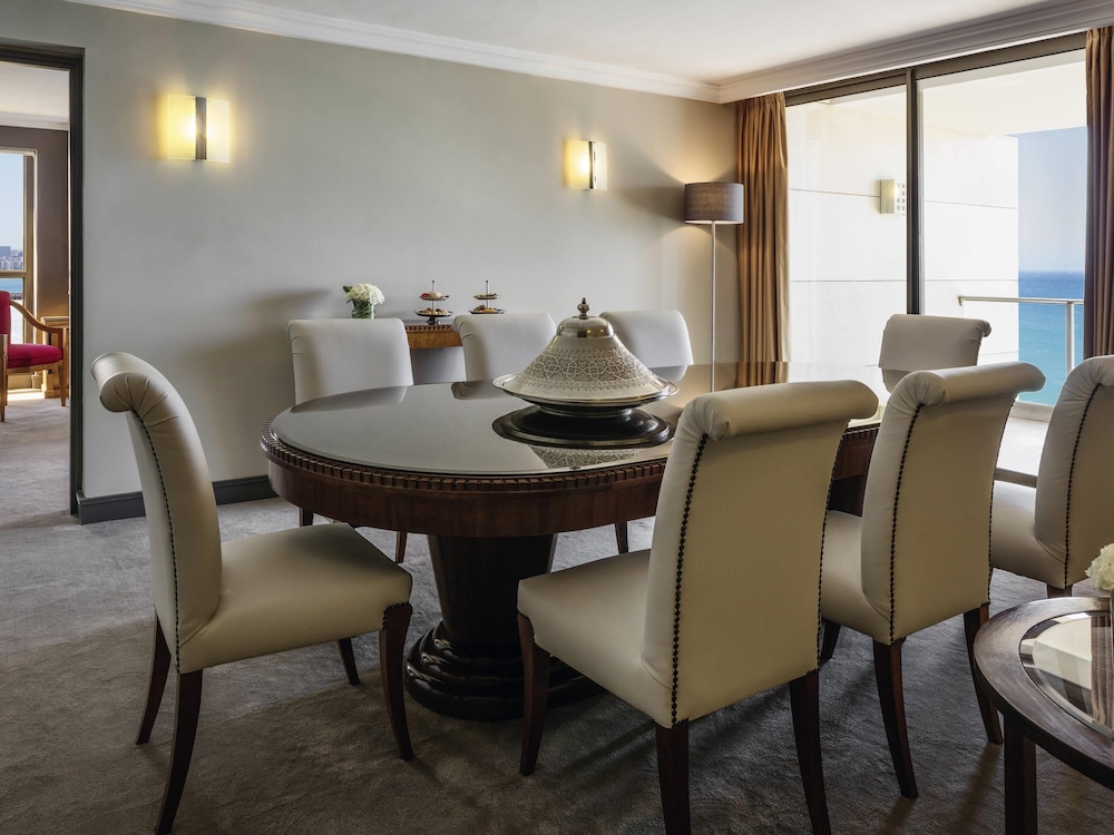 Suite presidencial, 1 cama de matrimonio grande, vistas al mar del hotel Mövenpick and Casino Malabata Tanger. Foto 3
