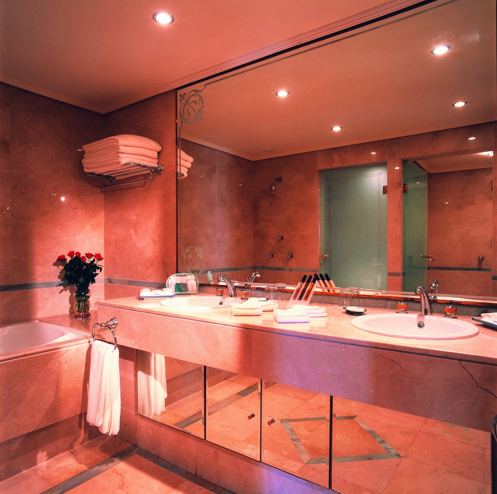 Suite presidencial, 1 cama de matrimonio grande, vistas al mar del hotel Mövenpick and Casino Malabata Tanger. Foto 4