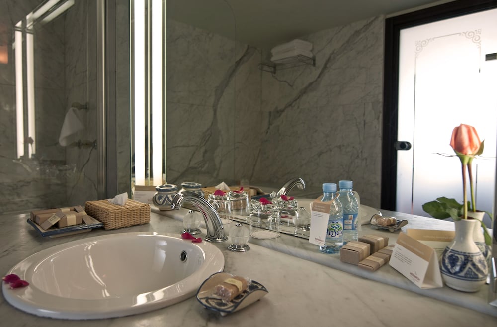 Habitación Deluxe, 1 cama de matrimonio grande, vistas al mar del hotel Mövenpick and Casino Malabata Tanger. Foto 4