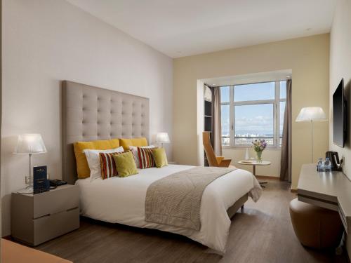 Habitación Doble Superior con vistas al puerto deportivo del hotel Marina Bay City Center. Foto 3