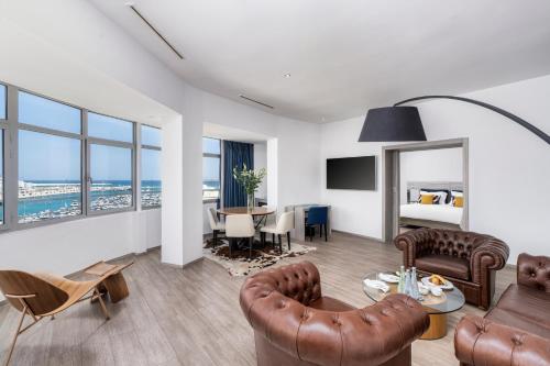 Suite Superior con vistas al puerto deportivo del hotel Marina Bay City Center. Foto 4